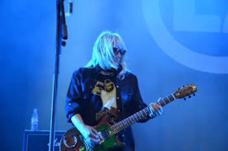 Suzi Gardner (L7) Biography