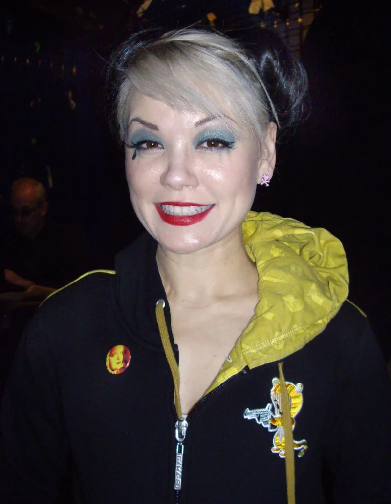 Elizabeth McGrath (Miss Derringer)