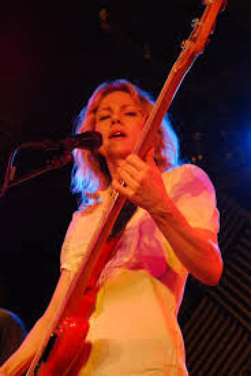 Britta Phillips (Luna)