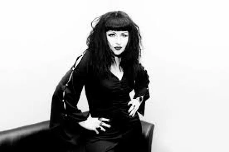 Tairrie B Biography