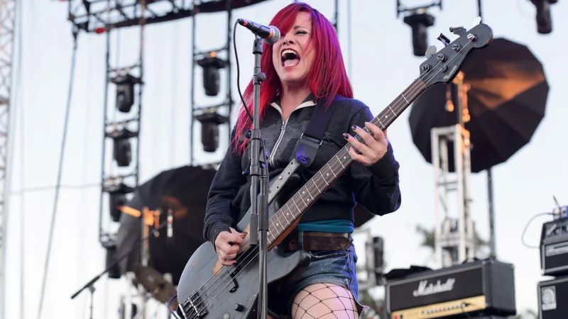 Jennifer Finch (L7)