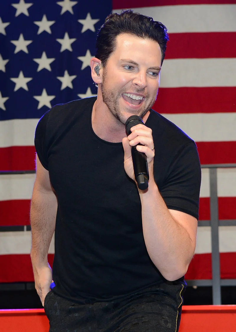Chris Mann Biography