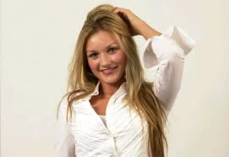 Holly Holyoake Biography