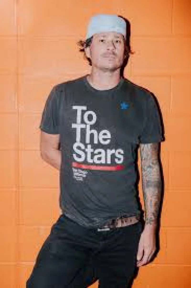 Tom DeLonge Biography